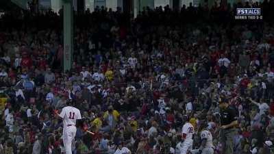 [Highlight] Fan makes an amazing catch of a broken bat!