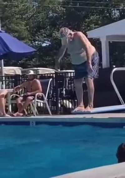 Banda, creo que si nos hackearon. Se filtró un video de El Crepas disfrutando sus vacaciones de verano…..