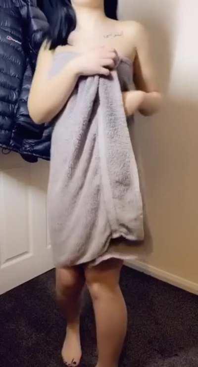 New posts going so [f]ast, nobody will notice I made this awkward video trying to look sexy in a towel 😅