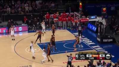 [Highlight] Rose blocks Young, and Randle hits a massive 3 sending MSG into a frenzy