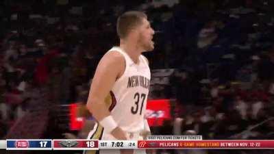 [Highlight] Matt Ryan gets his 1st career start and is 4/4 with 3 threes in the 1st Q; full shots: