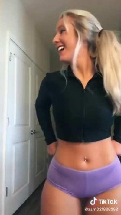 PAWG shaking that ass