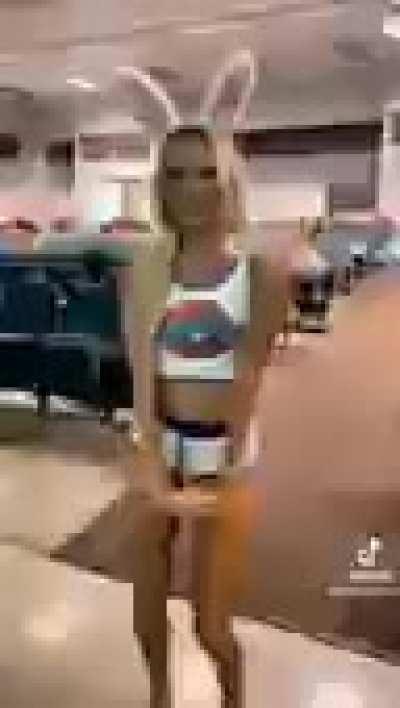 Girl thinks she's the main character of her college lecture.