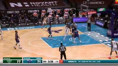 [Highlight] Jrue Holiday posterizes Biyombo