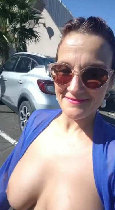 just going for a morning stroll 😍😍😜😜 40F UK 5ft tall 💋💋