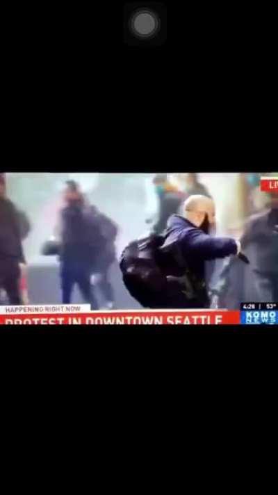 Polis çapulcunun elinden silahı alıyor oynat bakalım