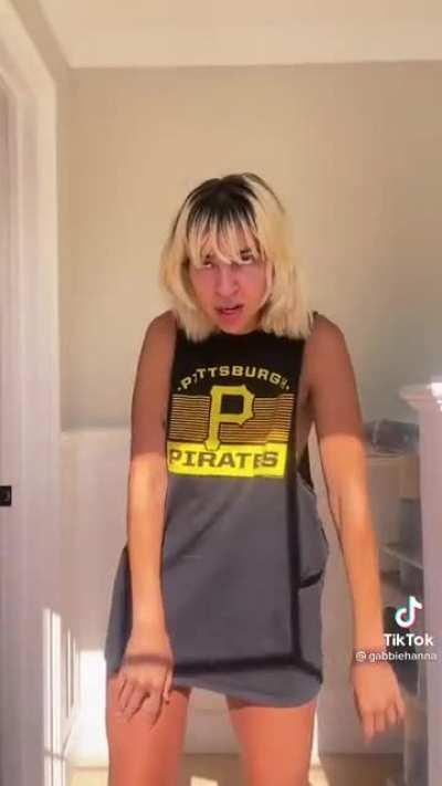 Gabbie Hanna faking crazy after being called out as a rape apologist reminds me of people who act insane to get off for murder