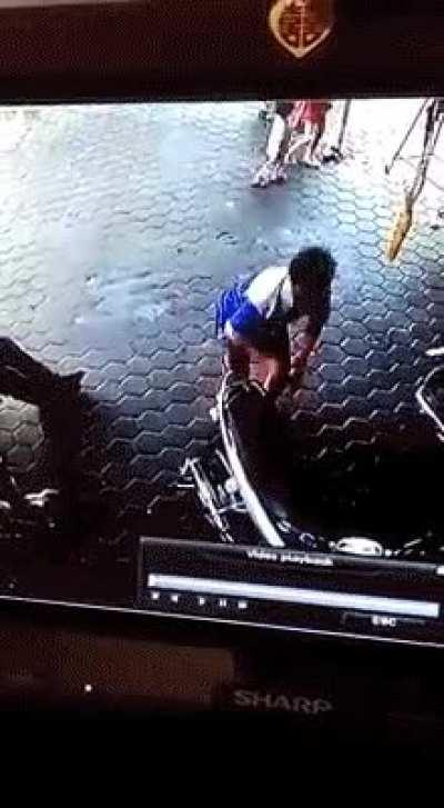 Superhero dad reflex saves 2 children from being ran over