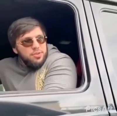 O cara foi mostrar sua BMW, mas nossa um gatinho 🐱