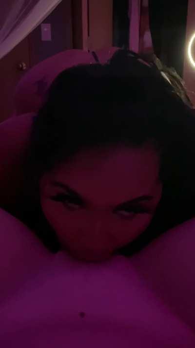 Thick thot eating pussy 💦