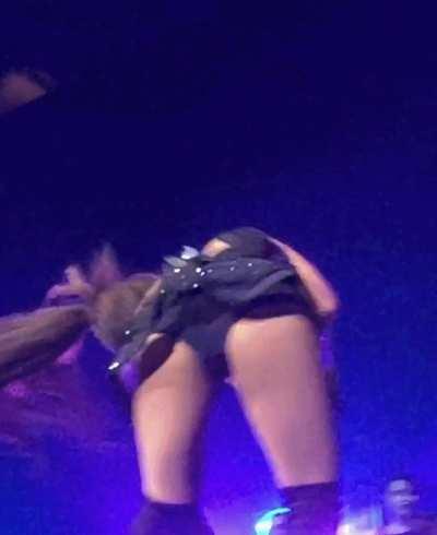 Ariana grandes ass