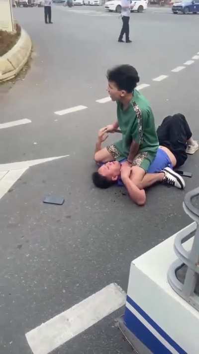 蓝皮的桀骜不驯哪里去了？怎么突然和气起来了？