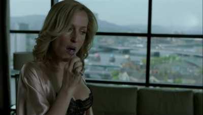 GILLIAN ANDERSON BOOBS IN BRA