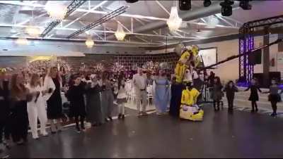 Bir düğünde oldu da