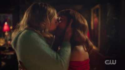 Who else was instantly aroused when these two kissed?😌
