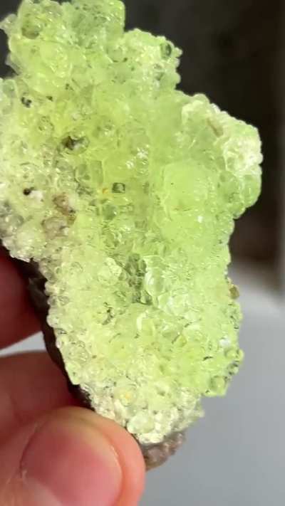 Daylight fluorescent hyalite opal