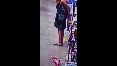 Chica hizo caca en el piso de un ChangoMas