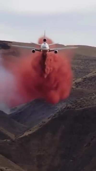 10 Tanker DC-10 dropping 85,000lbs of Phos-Chek retardant on the Wahluke Slope Fire