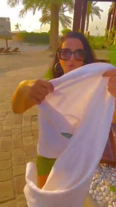 🔥Ameesha Patel🔥 providing boob darshan 🙏