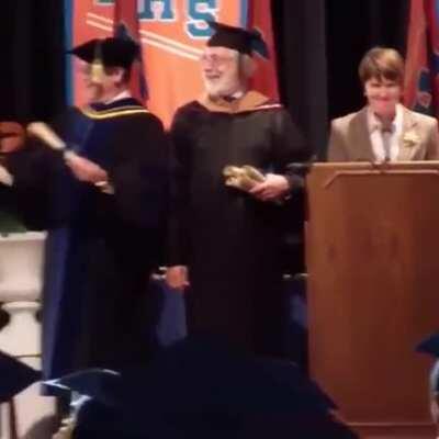 POV:tu madre te dijo que vallas guapo a tu graduación