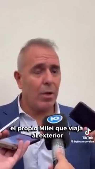 MARTÍN LLARYORA realizó 18 viajes en el avión sanitario con un costo de u$s15.000 cada uno (muchos para ir a dar entrevistas a la TV). Cada vez que pague $700 de boleto lo voy a hacer con la alegría de saber que estoy costeando las apariciones mediáticas 