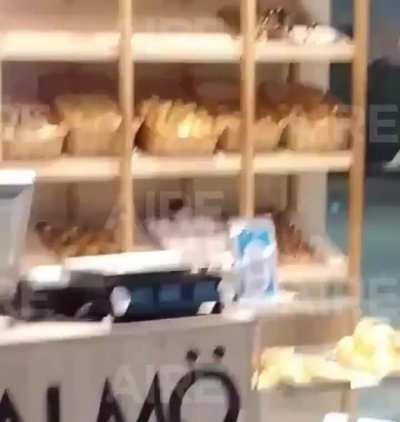 Filmaron a una rata comiendo en una panadería de la terminal de Santa Fe.