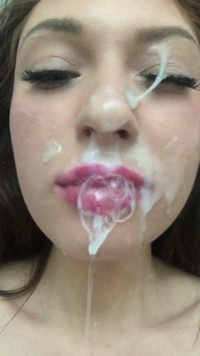 I'm a messy girl 💦😏