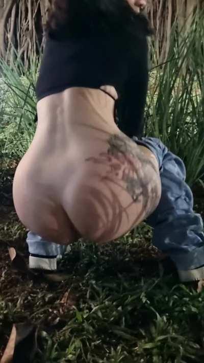 sexy girl vig ass squat pee