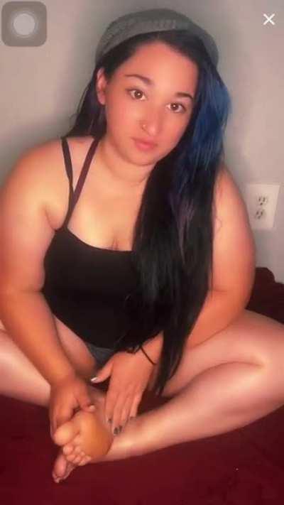 @mimi191991 was live giving herself a sexy foot rub yesterday!!