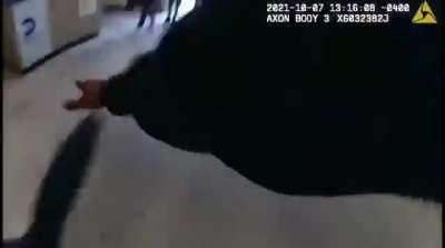 [USA] Cop gets off train as criminal snatches phone