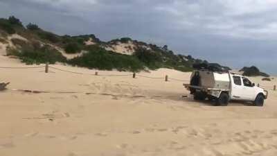 Вытаскиваем Мазерати из песка