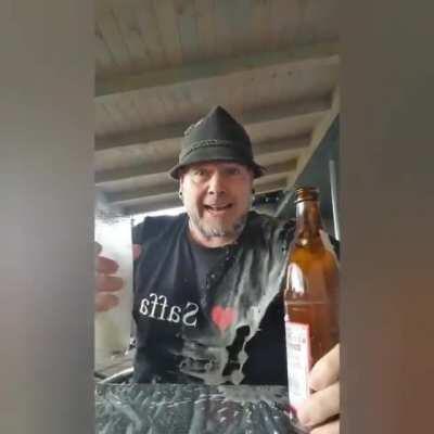 Hat der Stefan grad in die Stammtisch-Gruppe ge-WhatsApp-ed 😂😂🤣🤣 Da wäre mir auch das Bier umgefallen bei so einem Geschoss 😍😜😍 Tja meine Alte sieht nicht so aus. Bei der fällt mir nur das Bier um wenn sie nicht kochen will. 😆🤜🏻👩🏻 GaLieGrü euer Alfred