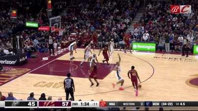 [Highlight] Donovan Mitchell sends Jeremy Sochan flying on the crossover and drains the 3