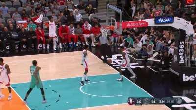 [Highlight] Jalen Green with a new aerodynamic haircut lifts into a windmill