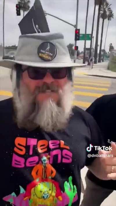 Does anybody knows this song? Vid is also cool, but i need the song😆 Thank you.