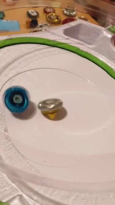 Torneo de beyblade con unos compas