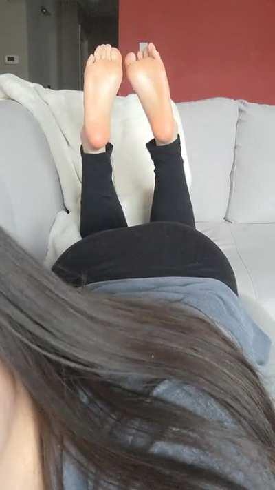 Soft big soles in the pose..wouldn't you love to bury your face in them? 🤭