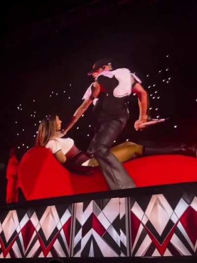 Chris Brown really been choosing baddies to go on the stage 🤭