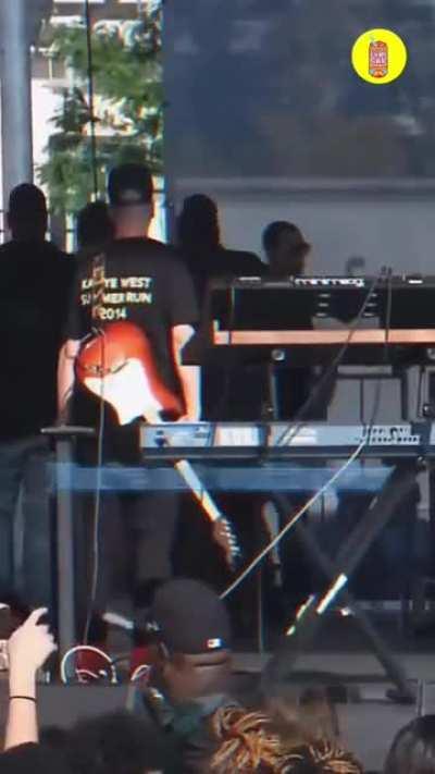 Travis Scott freaks out & disrespects cameraman for doing his job.