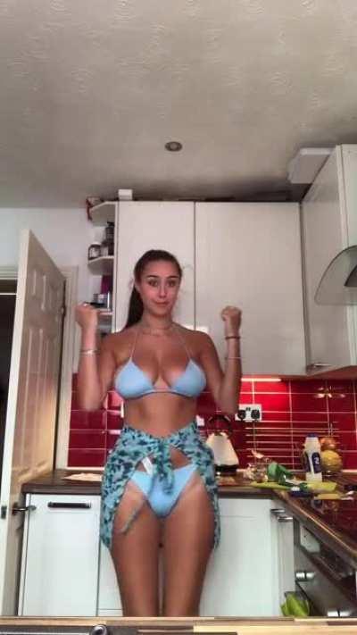 Mia Messenger (@miaamessenger)