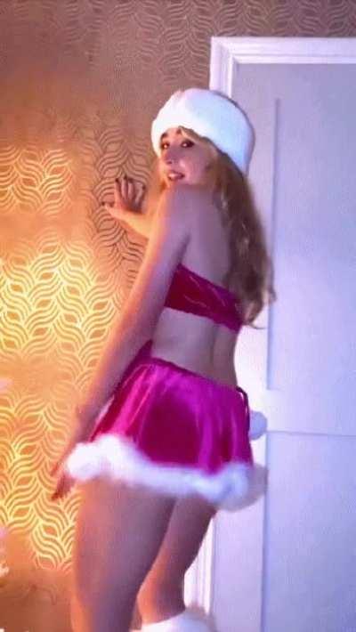 Sabrina Carpenter definitely knows how to keep the attention to herself