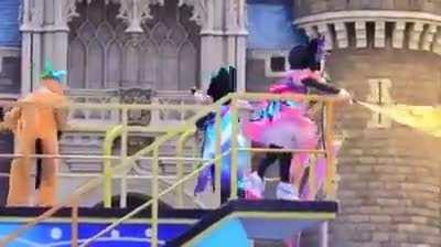 Minnie! Get the Flammenwerfer!