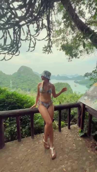Julia Beautx im Bikini…. Instagram Reel 08.01.24