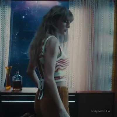 Huge tits + stomach looking amazing