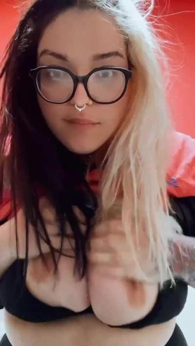 I took a big risk to give you my weekly break room titty drop😳