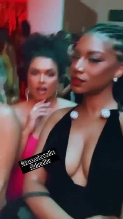 Sexy Bitches With Phat Titties!😍🤤🤤🤤🍆🍆🍆🥴🥴💦💦💦