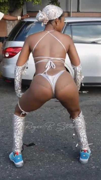 She was feeling the vibe (📷:@rogerbstillz)