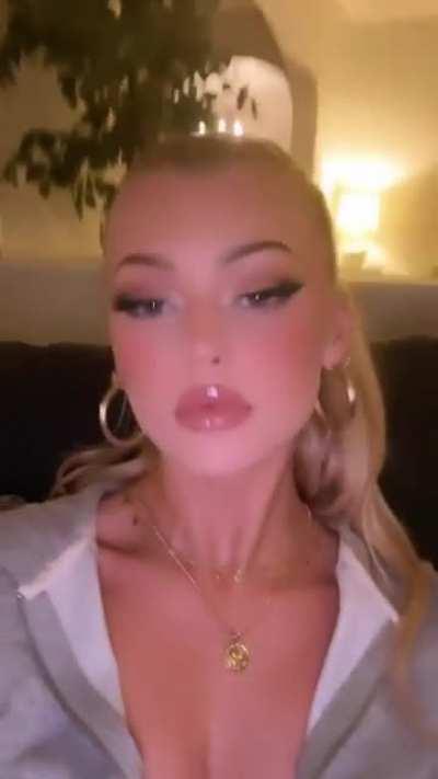 Look at her thick oily sluty lips 👅