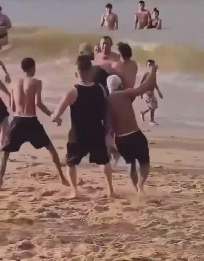 Police get assistance from THE WHOLE BEACH.