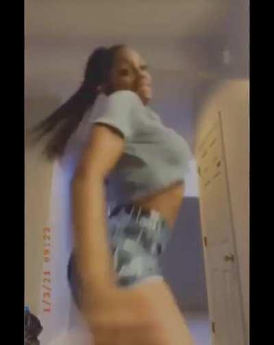 Jess Hilarious twerking that 🍑🤩🤑